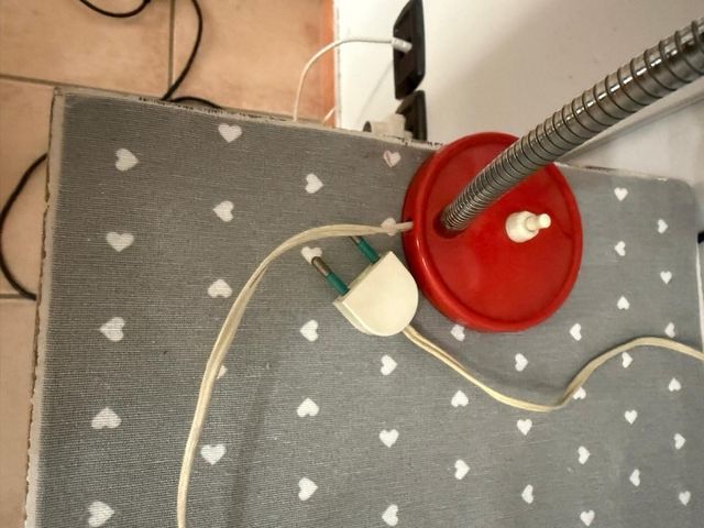 Lampada da tavolo rossa e argento