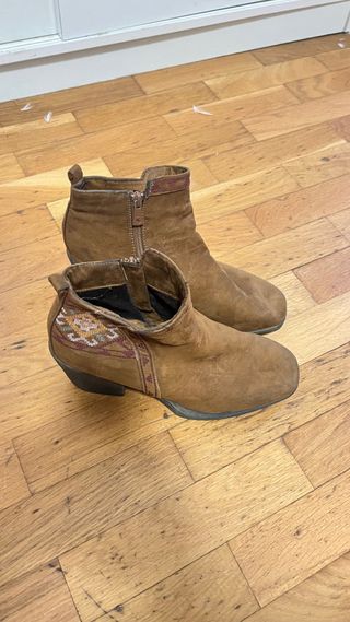 Botines mujer marrones con bordado ancho