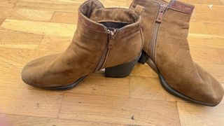 Botines mujer marrones con bordado ancho