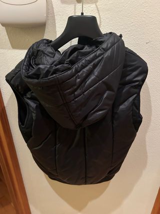 Gilet imbottito nero con cappuccio