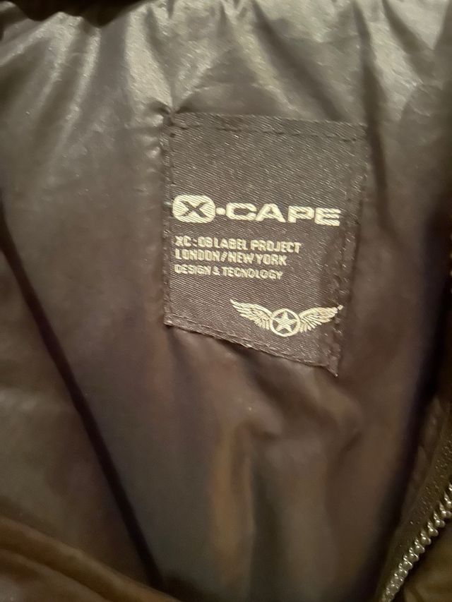 Gilet imbottito nero con cappuccio