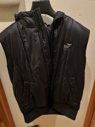 Gilet imbottito nero con cappuccio