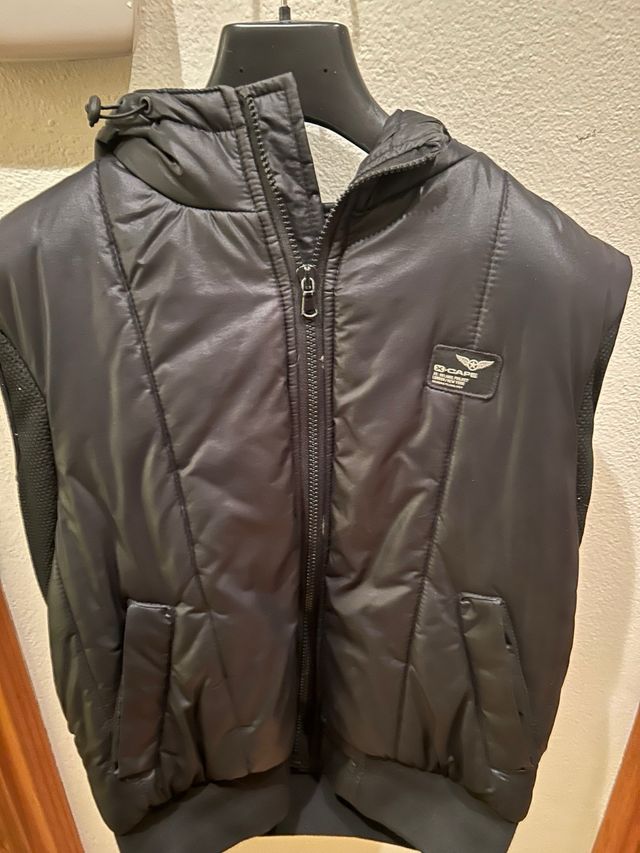 Gilet imbottito nero con cappuccio