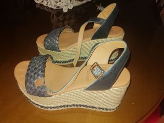 Sandalias cuña POPA negras y beige