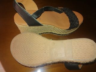 Sandalias cuña POPA negras y beige