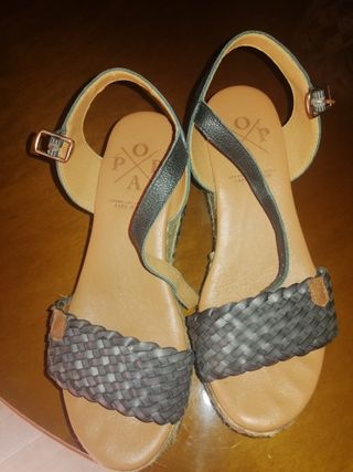 Sandalias cuña POPA negras y beige