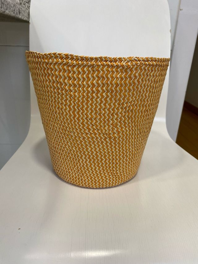 Cesta de mimbre tejida color beige y amarillo