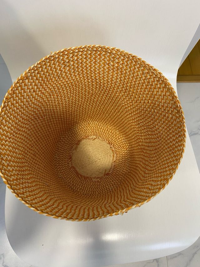 Cesta de mimbre tejida color beige y amarillo