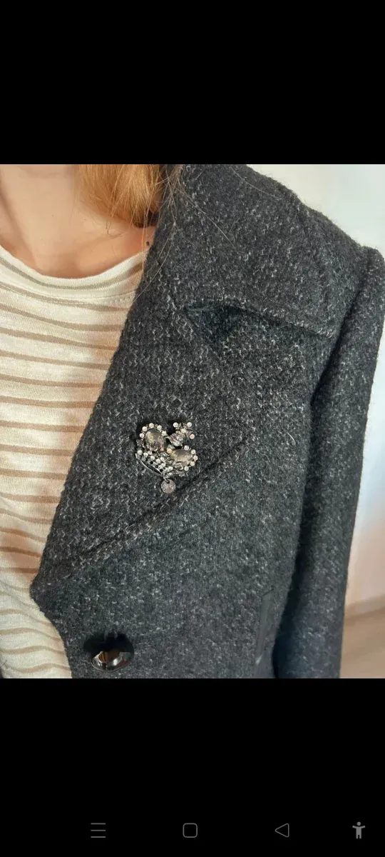 Cappotto donna grigio con spilla corona