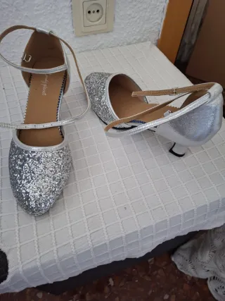 Zapatos de baile plateados sin estrenar