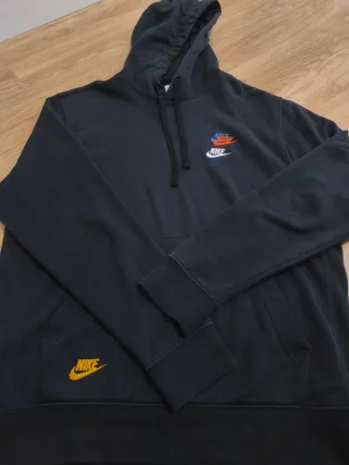 Sudadera Nike Negra con Logo Multicolor