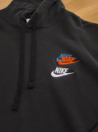 Sudadera Nike Negra con Logo Multicolor