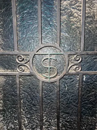 Puerta madera antigua cristal esmerilado con buzón