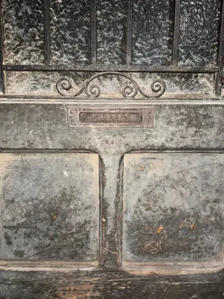 Puerta madera antigua cristal esmerilado con buzón