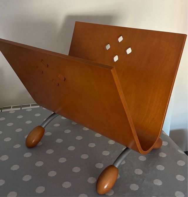 Revistero de madera y metal