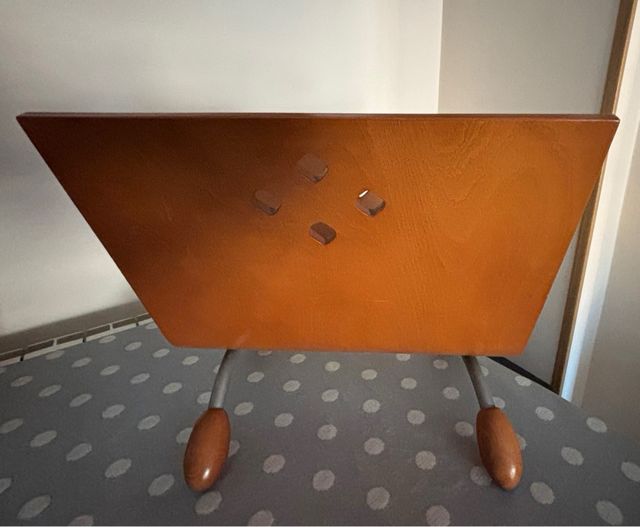 Revistero de madera y metal