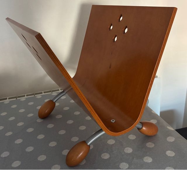 Revistero de madera y metal