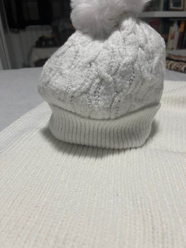 Gorro y cuello tejido blanco