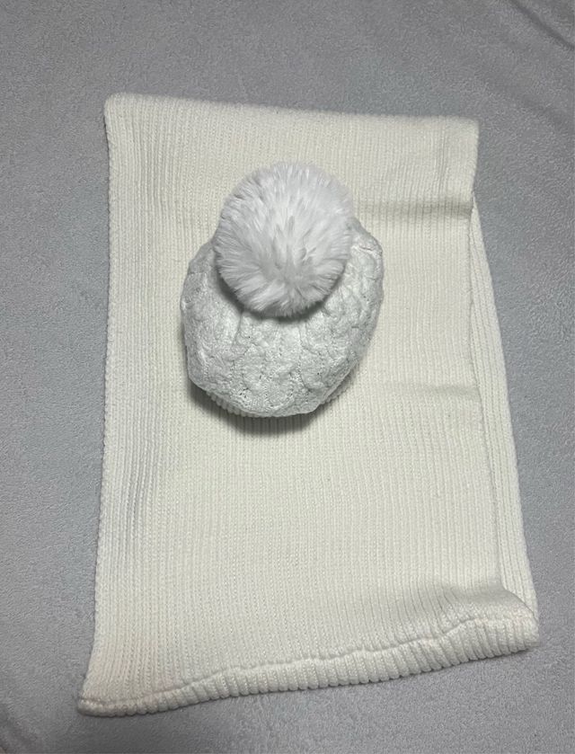 Gorro y cuello tejido blanco