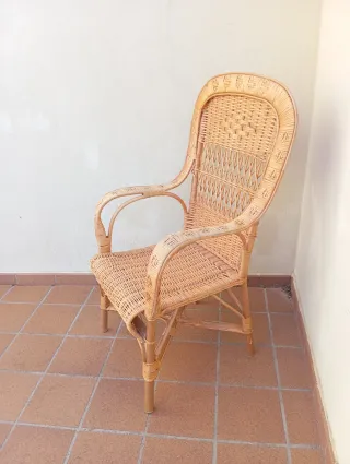 Antiguo sillón de mimbre