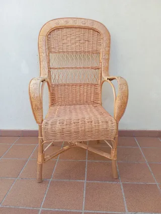 Antiguo sillón de mimbre