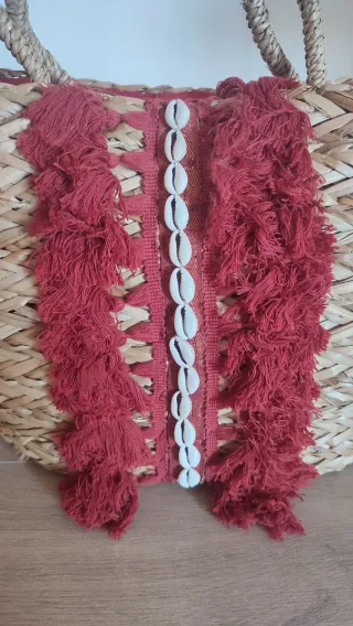 Capazo de playa Oysho mimbre con flecos y conchas