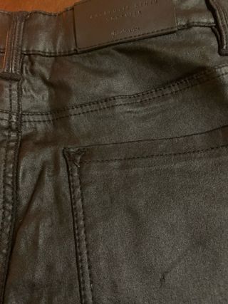 Pantalón cuero Elástico Stradivarius