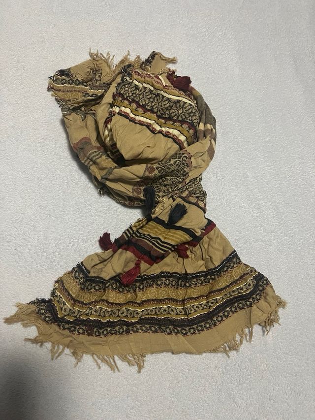 Pañuelo fular estampado beige y marrón