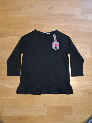 Camiseta negra con aplique de cartas