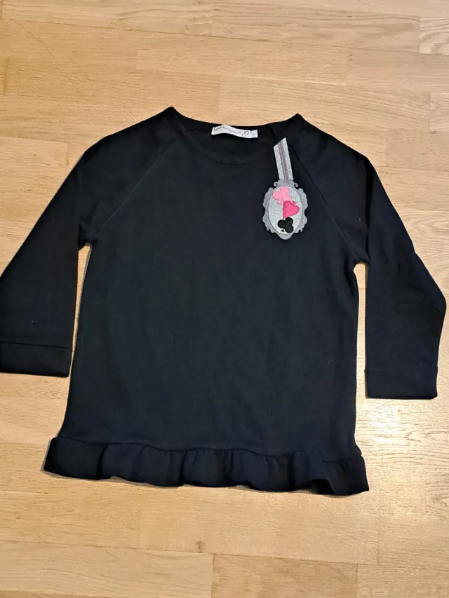 Camiseta negra con aplique de cartas