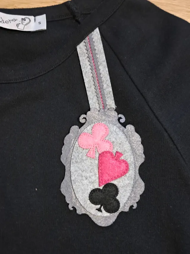 Camiseta negra con aplique de cartas