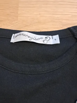 Camiseta negra con aplique de cartas