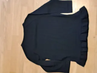 Camiseta negra con aplique de cartas