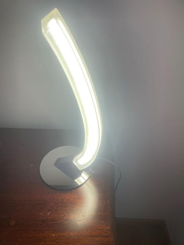 Lámpara de mesa LED moderna.Precio negociable