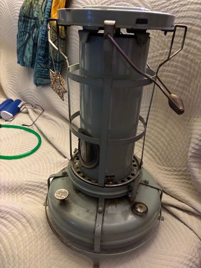 Estufa antigua decorativa de latón