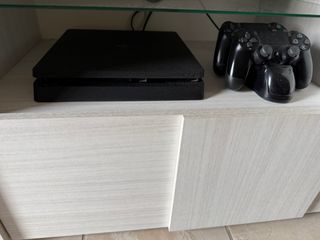 PlayStation 4 1TB Nera + 2 Controller