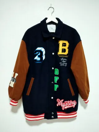 Chaqueta universitaria Bershka azul y marrón