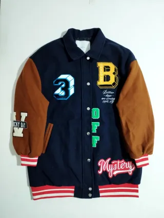 Chaqueta universitaria Bershka azul y marrón