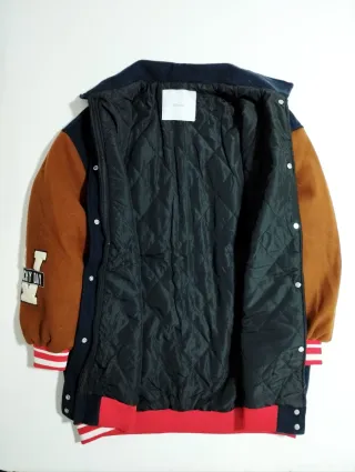 Chaqueta universitaria Bershka azul y marrón