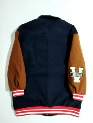 Chaqueta universitaria Bershka azul y marrón