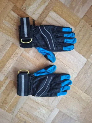 Guantes de derrape negros y azules marca loaded.