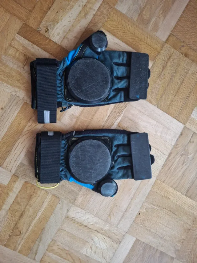 Guantes de derrape negros y azules marca loaded.