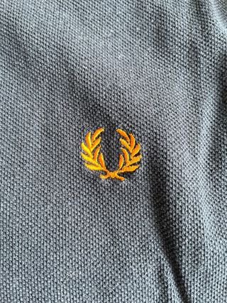 Polo Fred Perry azul con detalles naranja