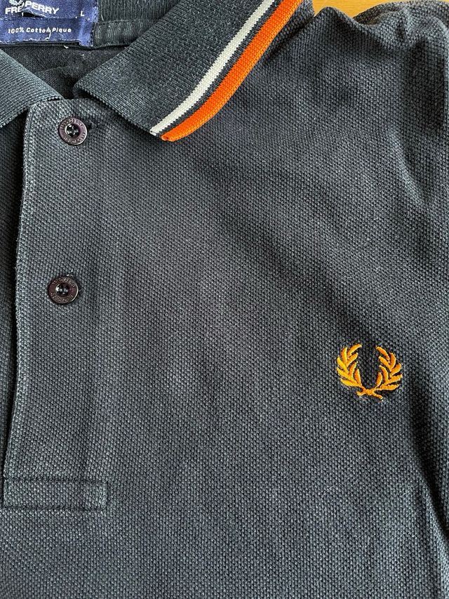 Polo Fred Perry azul con detalles naranja