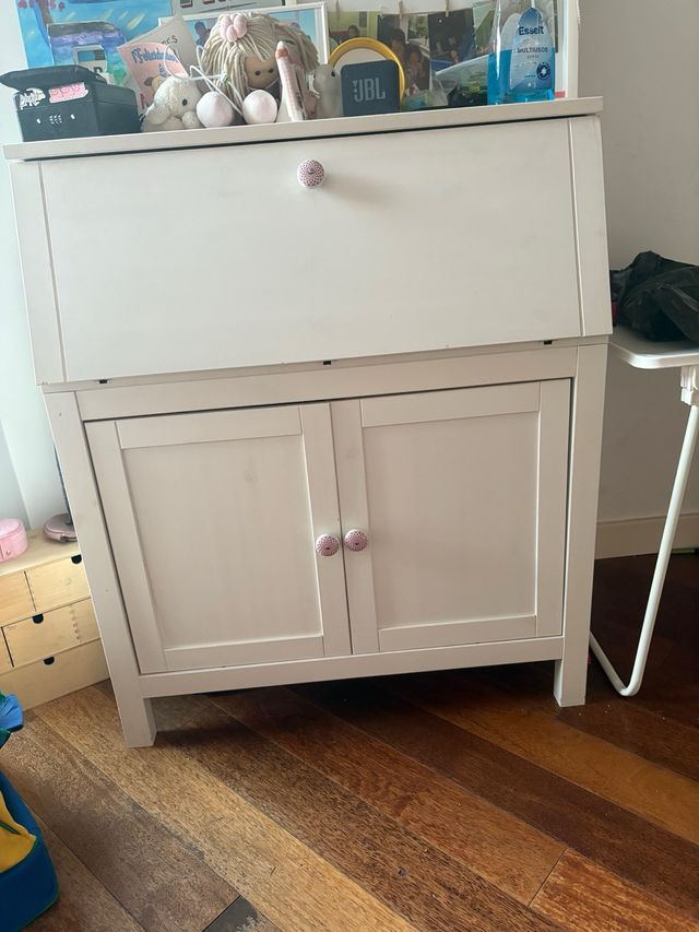 Secreter Ikea blanco con pomos cerámicos