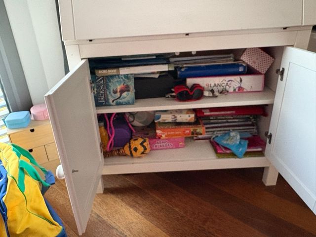 Secreter Ikea blanco con pomos cerámicos