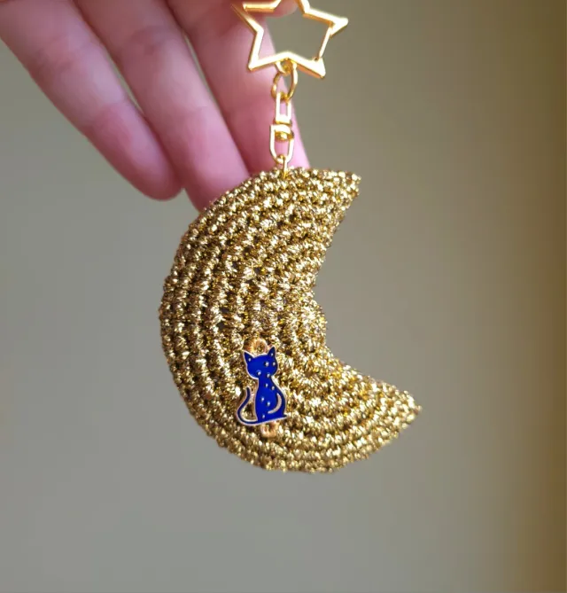 Llavero Luna Dorada con Gato Azul