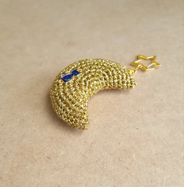 Llavero Luna Dorada con Gato Azul