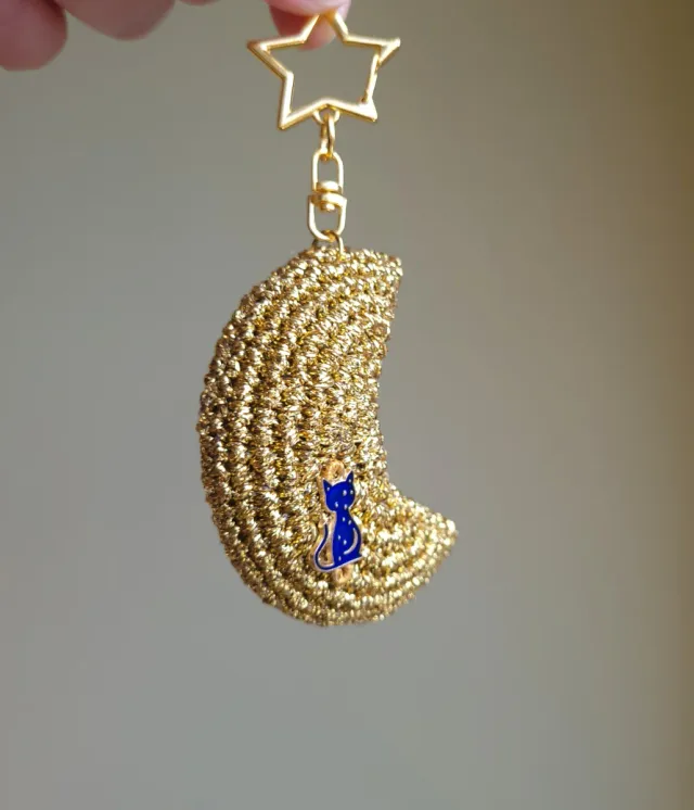 Llavero Luna Dorada con Gato Azul