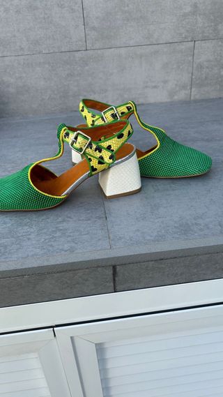 Sandalias BELLE HARI verdes lunares de piel.